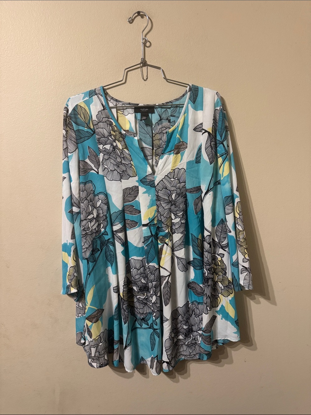 Plus size Alfani women's pleated floral v- neck tunic blouse sz 18W